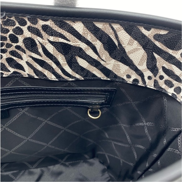 Michael Kors Carter Zebra Print Large
Open Tote Bag - Picture 7 of 11
